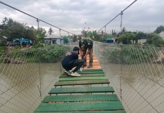 Prajurit TNI Rampungkan Renovasi Jembatan Gantung Garuda