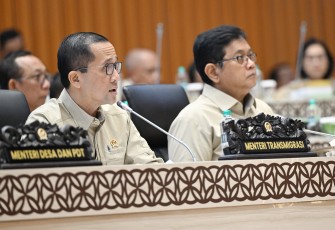 Menteri Transmigrasi M. Iftitah Sulaiman Suryanagara dalam Rapat Kerja Komisi V DPR RI bersama Kementerian Transmigrasi, Selasa (3/2).