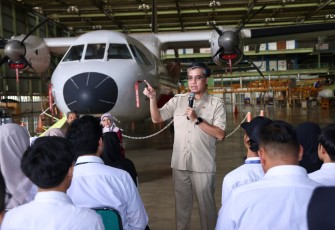 Menaker, Yassierli saat meninjau program magang di PT Dirgantara Indonesia (PTDI) di Bandung, Kamis (5/3/2026).