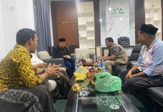 nggota Komisi V DPR RI Fraksi PKB Dapil Aceh, Ruslan Daud, saat menemui Pimpinan Pondok Pesantren Darul Munawwarah Kuta Krueng, Abiya Anwar Kuta Krueng