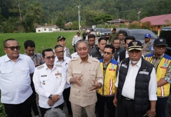 Tengah - Bapak Dody Hanggodo Menteri Pekerjaan Umum