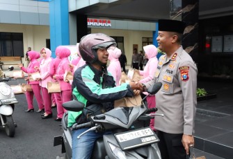 Polres Tulungagung Berbagi Takjil Tebar Kebaikan di Bulan Ramadan