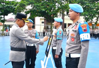 Kapolres Karanganyar, AKBP Arman Sahti, mencoret atau memberi tanda silang pada foto Bripka Hajar Dwi Nugroho dalam upacara PTDH, di Lapangan Wira Satya Polres Karanganyar, Senin (2/3/2026)