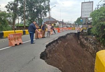 Dua anggota Komisi D DPRD Jawa Timur meninjau kondisi Jembatan Sentong yang ambles pada 23 Februari 2026. Jembatan itu menjadi jalur utama penghubung Bondowoso–Jember