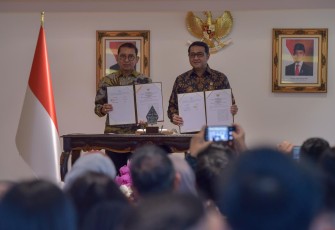 Menteri Ekonomi Kreatif, Teuku Riefky Harsya, bersama Menteri Kebudayaan, Fadli Zon, menandatangi Memorandum of Understanding (MoU) untuk mewujudkan sinergi pengembangan ekonomi kreatif dan pemajuan kebudayaan, Jakarta, Selasa (10/03/2026)
