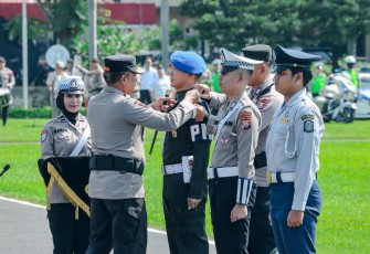 Kepolisian Daerah Jawa Timur melaksanakan Apel Gelar Pasukan Operasi Ketupat Semeru 2026 di Lapangan Apel Mapolda Jatim pada Kamis (12/3/2026)