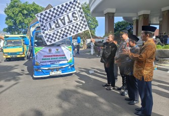 Bupati Rober Christanto secara simbolis memimpin pemberangkatan armada pendistribusi zakat fitrah, di halaman Rumah Dinas Bupati Karanganyar, Kamis (12/3/2026)