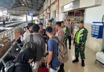 Prajurit Kodim 0803/Madiun Perkuat Pengamanan di Stasiun Kota Madiun