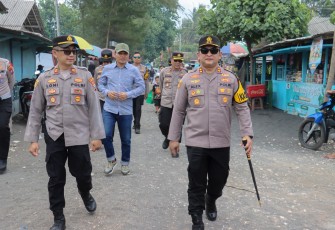 Kapolres Lumajang AKBP Alex Sandy Siregar turun langsung meninjau sejumlah objek wisata pantai di wilayah Kabupaten Lumajang