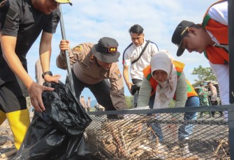 Polres Lumajang Bersama Pemda Gelar Aksi Bersihkan Pantai Bambang