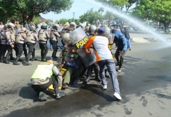 Polres Karanganyar menggelar latihan kesiapan satuan berskala besar dan simulasi penanganan konflik sosial, di Plaza Alun-Alun Kabupaten Karanganyar, Senin (20/4/2026)