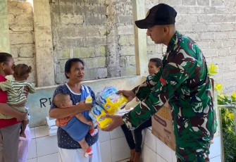 Yonarmed 12 Kostrad Peduli Generasi Sehat, Pos Turiscain Gelar Posyandu dan Bagikan Pampers untuk Balita