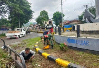 Babinsa dan Warga Kompak Bersihkan Pantai Prigi, Jaga Pesona Wisata Trenggalek