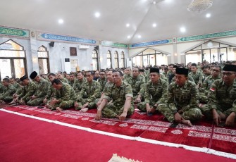 Para Pejabat Utama, Prajurit, dan PNS Mabes TNI di Masjid Panglima Soedirman, Mabes TNI Cilangkap, Jakarta Timur, Rabu (24/6/2026). 