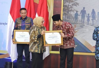 Bupati Trenggalek, Mochamad Nur Arifin, saat menerima penghargaan Pencegahan Perkawinan Anak (PPA) Award Provinsi Jawa Timur, Tahun 2026
