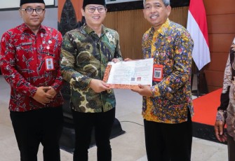Sekretaris Daerah Kabupaten Trenggalek, Edy Soepriyanto, saat menerima SK pensiun