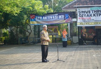 Sekretaris Daerah Kabupaten Trenggalek, saat melaksanakanapel ASN bersama 4 Organisasi Perangkat Daerah di halaman Dinas Kependudukan dan Pencatatan Sipil