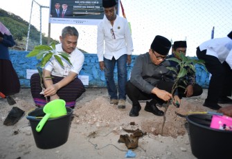 Mendes PDT Yandri saat menanam Pohon di Desa Lamakera, Kecamatan Solor Timur, Kabupaten Flores Timur, Nusa Tenggara Timur, Jumat (3/6/2026)