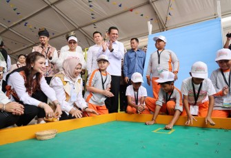 Gubernur Kepulauan Riau Ansar Ahmad, Ketua TP-PKK Provinsi Kepulauan Riau Dewi Kumalasari dan anggota Seruni Kabinet Merah Putih turut mencoba berbagai permainan tradisional bersama anak-anak