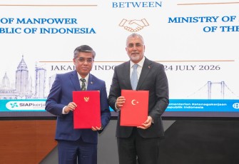 Menteri Ketenagakerjaan RI, Yassierli, dan Menteri Perburuhan dan Jaminan Sosial Republik Turki, Vedat Işıkhan, di Jakarta, Jumat (24/7/2026).