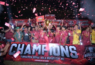 Garuda FC Serenan Klaten keluar sebagai juara Turnamen Sepak Bola Piala Bupati Karanganyar #1, di Stadion RM Said, Minggu (26/7/2026).