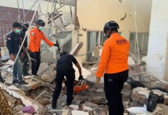 Petugas Basarnas NTT saat mencari korban dibawah reruntuhan usai gempa.