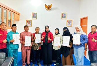 Penyerahan sertifikat hak merek kepada salah satu IKM binaan Kota Tanjungpinang yang difasilitasi Pemko Tanjungpinang bersama Kemenperin RI, Jumat (4/9/2026).