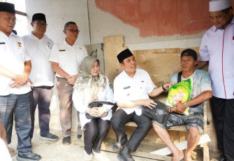 Walikota Bengkulu Dedy Wahyudi didampingi Penjabat (PJ) Sekretaris Daerah Medy Pebriansyah meninjau langsung warga penerima Program Bantuan Stimulan Perumahan Swadaya (BSPS)