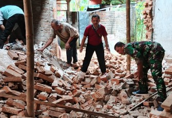 Anggota Kodim Ponorogo Gerak Cepat Bantu Warga Terdampak Gempa Bumi 