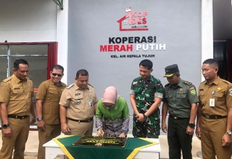 Wamenkop Farida saat meninjau pembangunan Kopdes/Kel Merah Putih di Kelurahan Air Kepala Tujuh Kota Pangkal Pinang, Selasa (10/2)