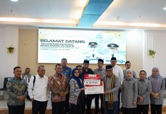 Penyerahan secara simbolis saat kegiatan Kunjungan Kerja Reses Komisi VIII DPR RI yang dilaksanakan serentak di Kota Bandar Lampung, Kabupaten Lampung Tengah, dan Kabupaten Pesawaran pada Sabtu (25/7) kemarin.