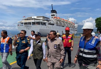Kacab Pelni Bitung, Juni Samsudin bersama Stakeholder Pelabuhan saat melakukan pemantauan.