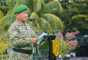Irdam XIII/Merdeka saat membacakan amanat KSAD Jenderal TNI Maruli Simanjuntak pada upacara bendera 17-an