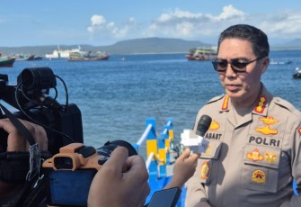 Kabid Humas Polda Jatim Kombes Pol Jules Abraham Abast saat melakukan pengecekan Pos Terpadu di Pelabuhan Tanjung Perak Surabaya, Jumat (13/3/2026).