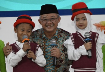 Mendikdasmen, Abdul Mu'ti, saat menjadi pembicara dalam Seminar Nasional Perlindungan Anak pada Puncak Peringatan Hari Anak Nasional 2026 di Kabupaten Sidoarjo, Jawa Timur, Sabtu (25/7).