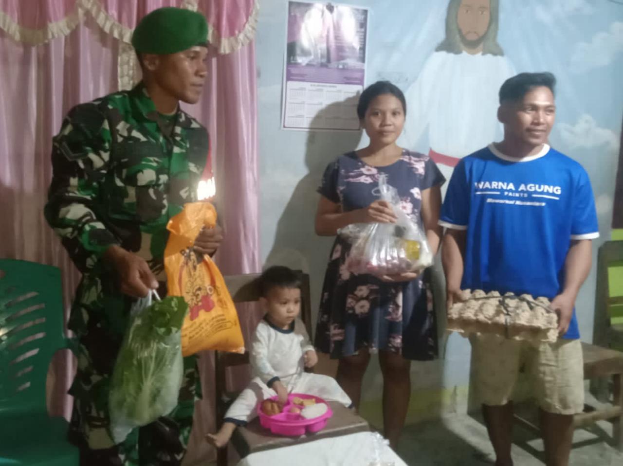 Babinsa Jajaran Kodim 1310/Bitung saat membantu warga menyiapkan makanan