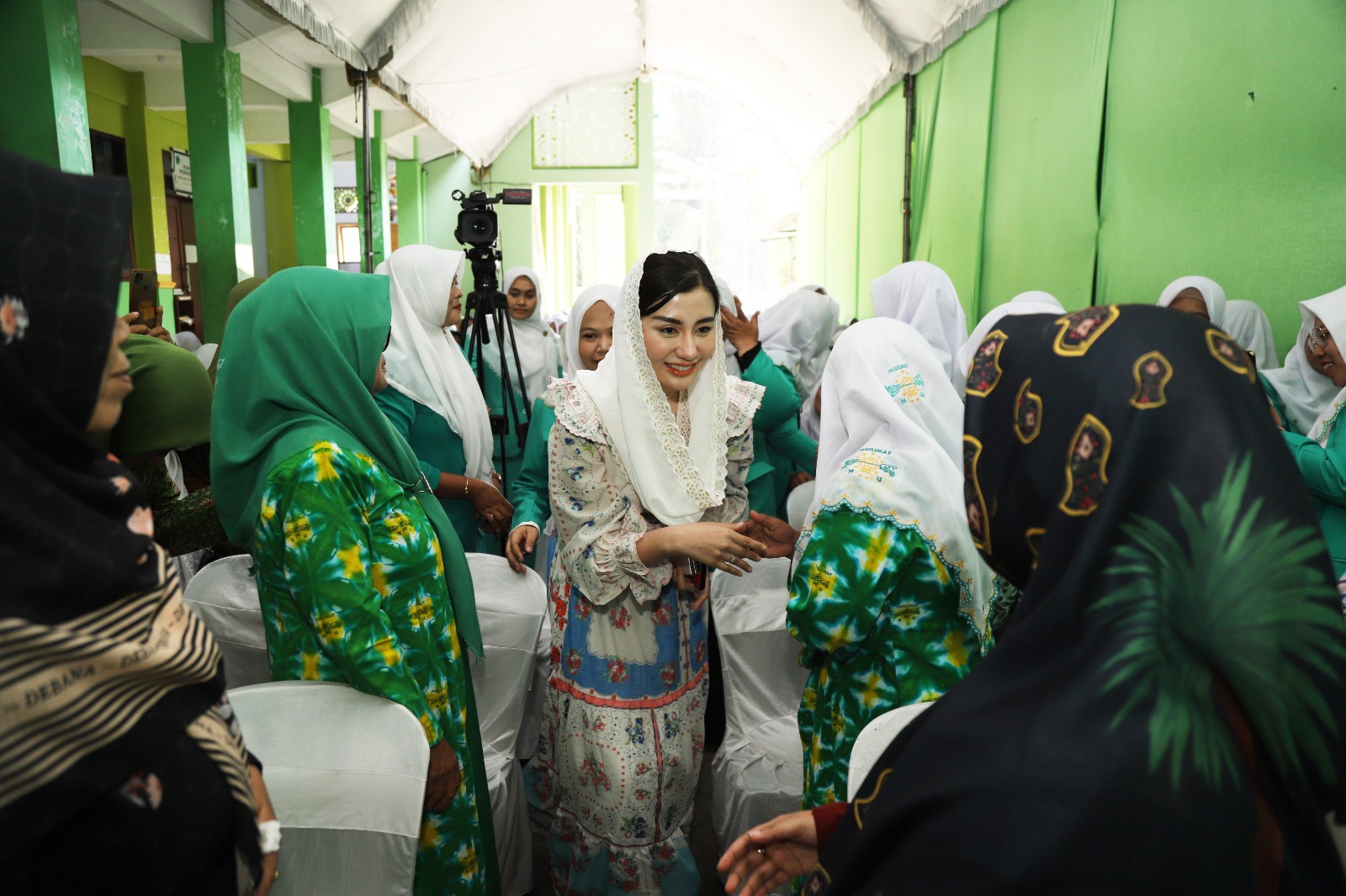 Novita Hardini, Ketua Tim Penggerak PKK Kabupaten Trenggalek, saat menjadi Narasumber dalam acara "Belajar Bareng" bersama pengurus PAC Fatayat NU di Ponpes Bumi Hidayah At Taqwa Kedunglurah Pogalan, Senin (19/6/2023).