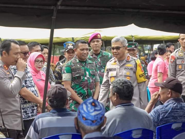 Danyonmarhanlan VIII Bitung saat memberikan bantuan kepada warga