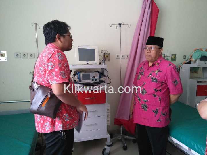 Plt Walikota Santoso saat meninjau ruang khusus perawatan pasien terjangkit virus korona 