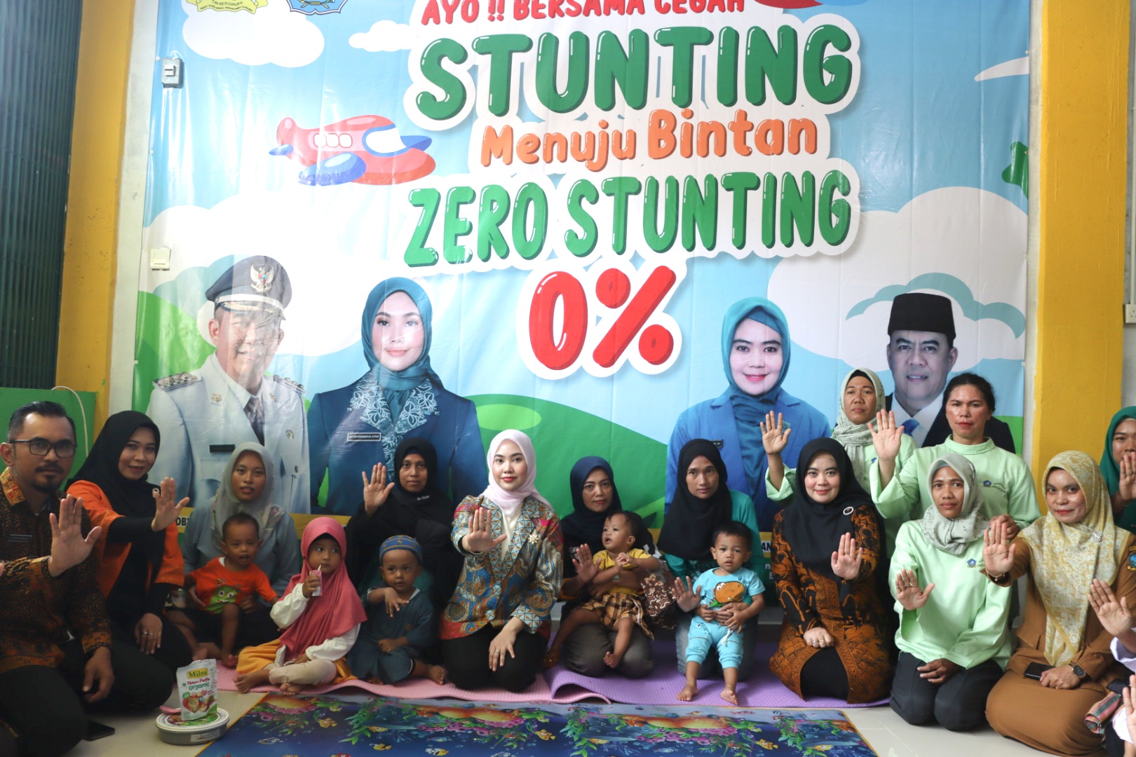 Foto bersama Ketua TP PKK Bintan dan para orant tua serta anak-anak Rumah Asuh Bintan Kasih