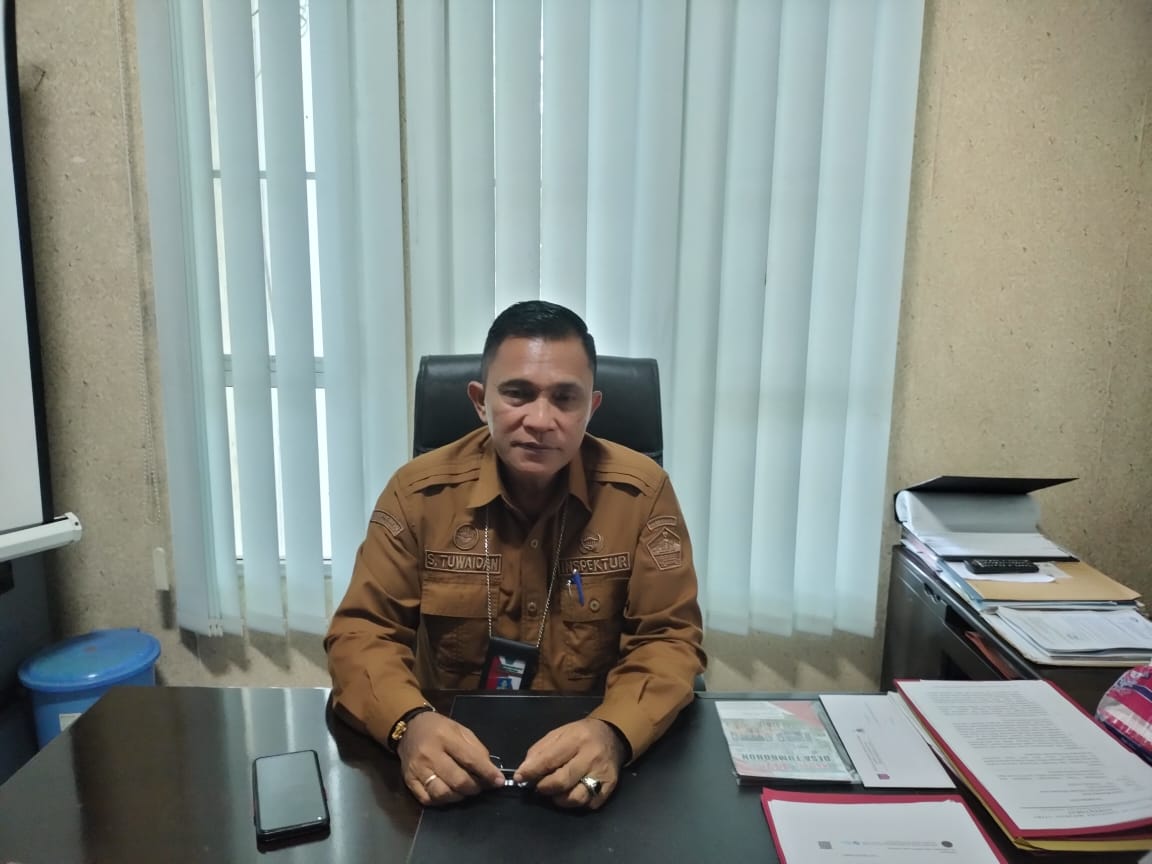 Kepala Inspektorat Kabupaten Minahasa Utara Steven Tuwaidan saat memberikan keterangan kepada wartawan