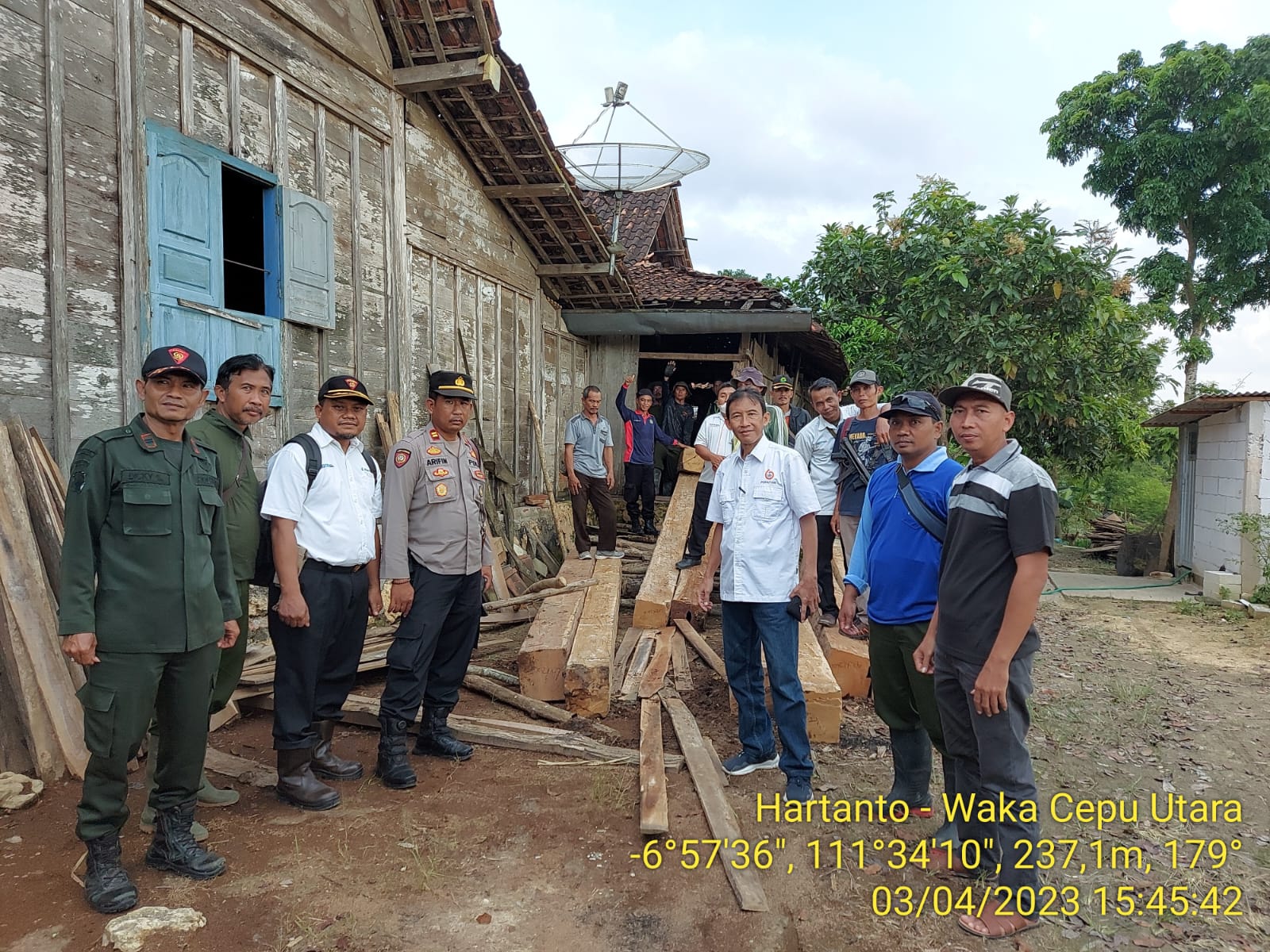 Petugas gabungan Perhutani KPH Cepu dan Polsek Jiken mengamankan puluhan batang kayu jati hasil curian di desa Ketringan kecamatan Jiken kabupaten Blora Jawa Tengah.