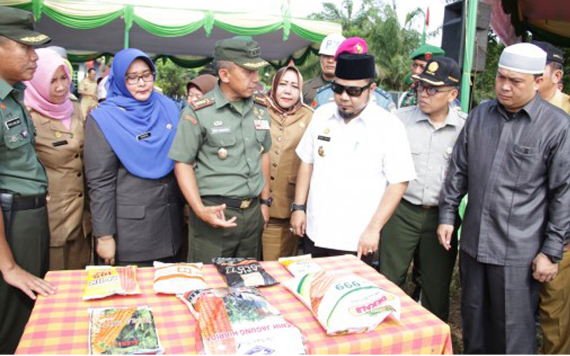 Walikota Bengkulu saat Gerakan Tanam Jagung Hibrida bersama pemerintah provinsi, Danrem, Dandim, Lanal, Camat dan Lurah serta petani di Kelurahan Kandang Mas, Kecamatan Kampung Melayu.