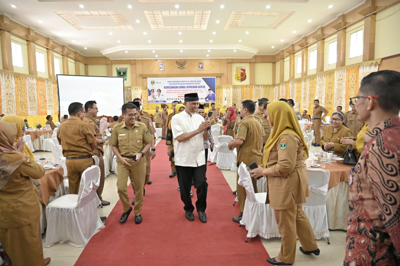 Gubernur Sumatra Barat, Mahyeldi Ansharullah saat membuka rapat koordinasi DPMPTSP Provinsi dan DPMPTSP Kabupaten/Kota se Sumatra Barat di Gedung Kubung Tigo Baleh, Kota Solok.