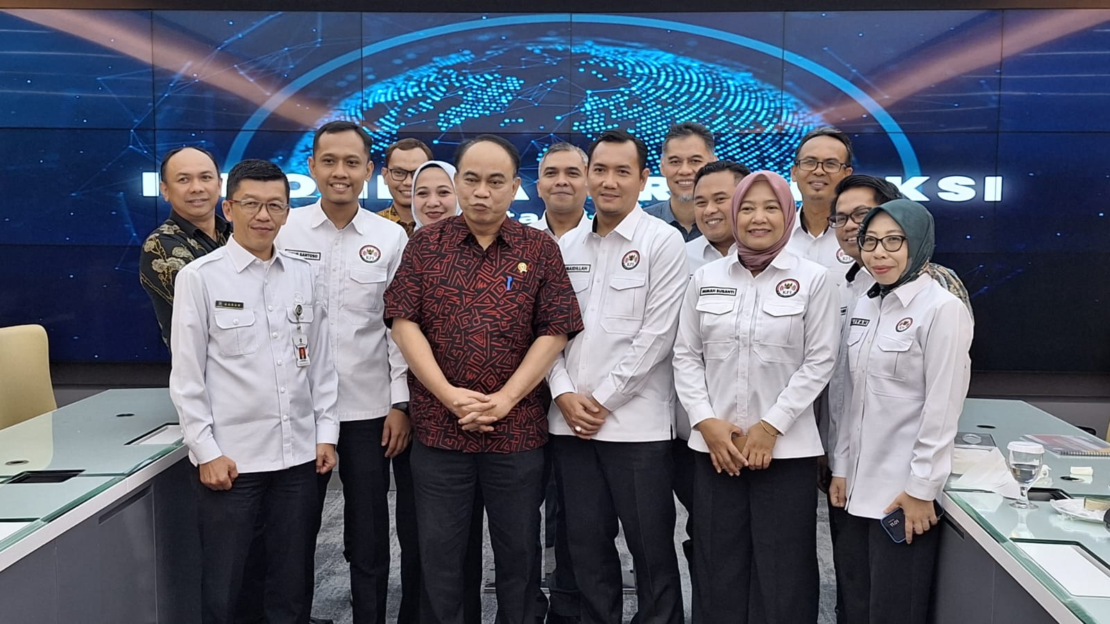 Menteri Komunikasi dan Informatika Republik Indonesia Arie Budi Setiadi mengelar rapat dan mendengarkan laporan persiapan pelaksanaan Rapat Koordinasi Nasional Komisi Penyiaran Indonesia (Rakornas KPI) dan Peringatan Hari Penyiaran Nasional (Harsiarnas) ke-90 di Kantor Kemenkominfo Jl. Medan Merdeka Barat, Jakarta Pusat, Selasa (08/08). 