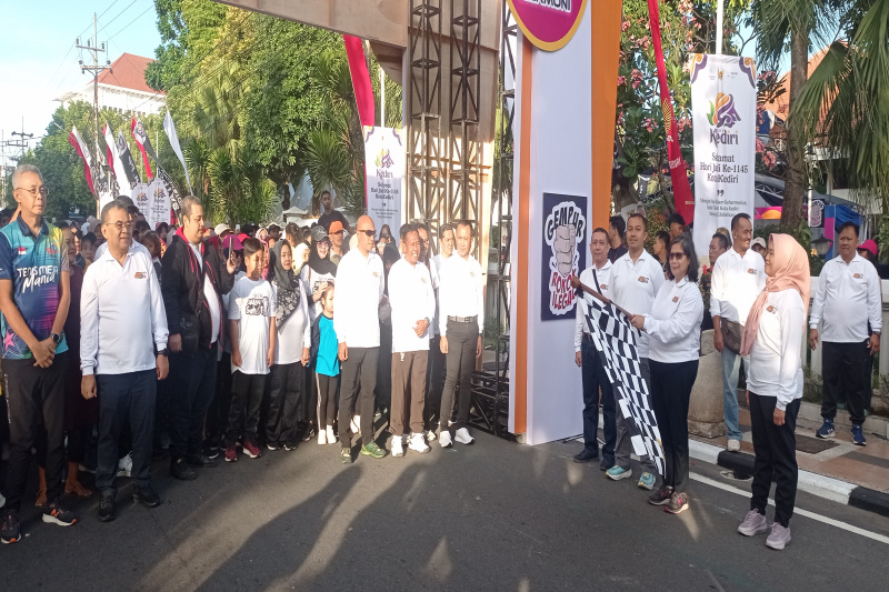 PJ Walikota Kediri Zanariah didampingi Forkompimda memberangkatkan peserta jalan sehat harmoni.