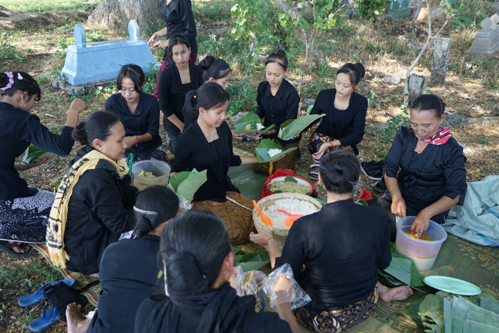 Bupati Blora Arief Rohman turut memasang batu nisan di makam Soerokidin menantu tokoh Samin Surosentiko.