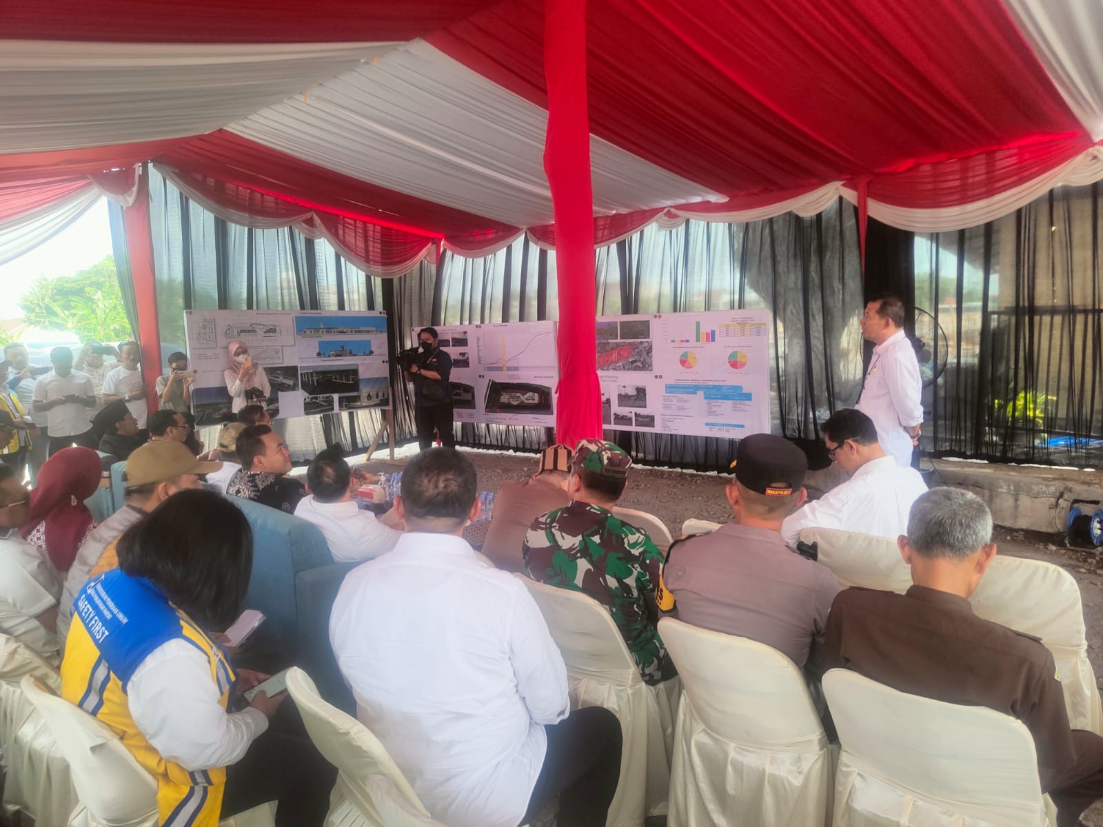 Anggota Komisi V DPR RI beserta Direktur Prasarana Transportasi Darat Kementerian Perhubungan, Forkopimda Blora dan Forkopimcam Cepu saat meninjau proyek revitalisasi terminal bis tipe A Cepu.