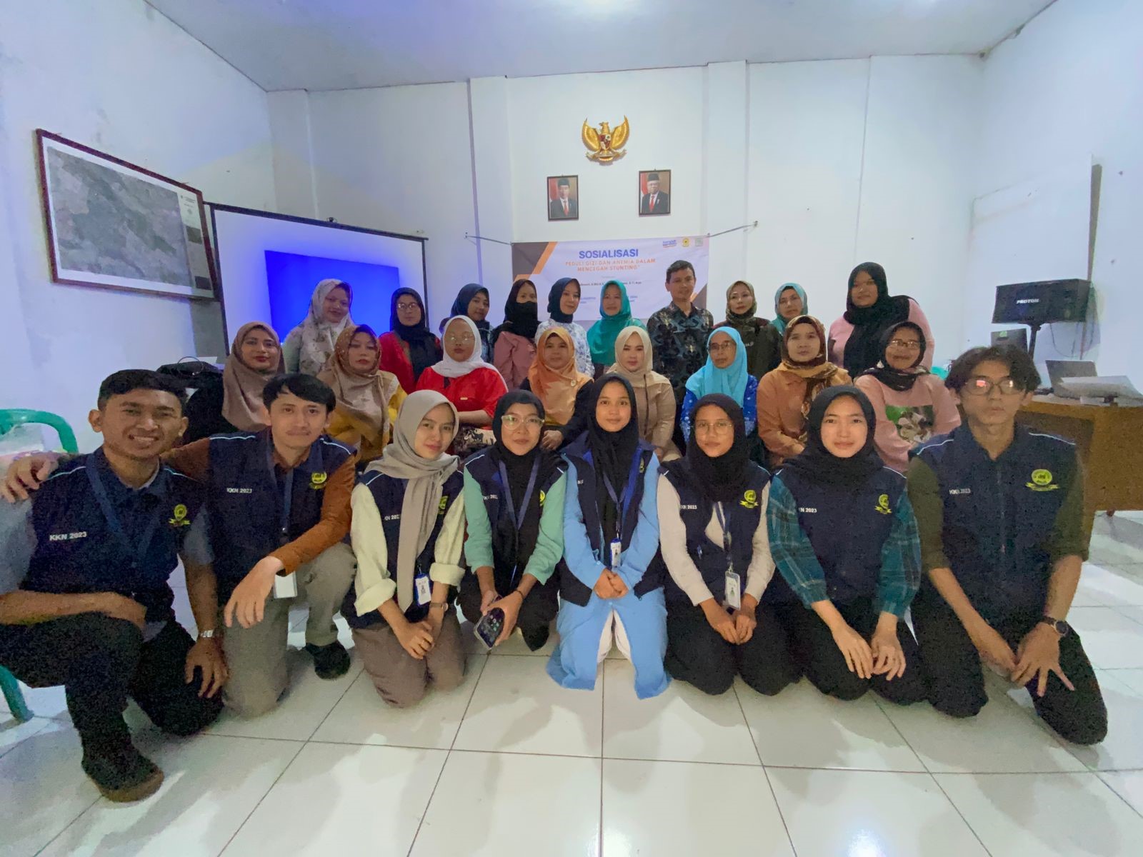 (Foto bersama masyarakat, narasumber dan perangkat desa)
