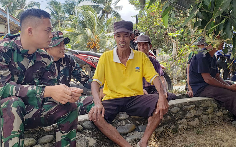 (Bercengkrama, satgas TMMD dan masyarakat menunjukan kemanunggalan semakin erat disela-sela istirahat pengerjaan sasaran fisik)